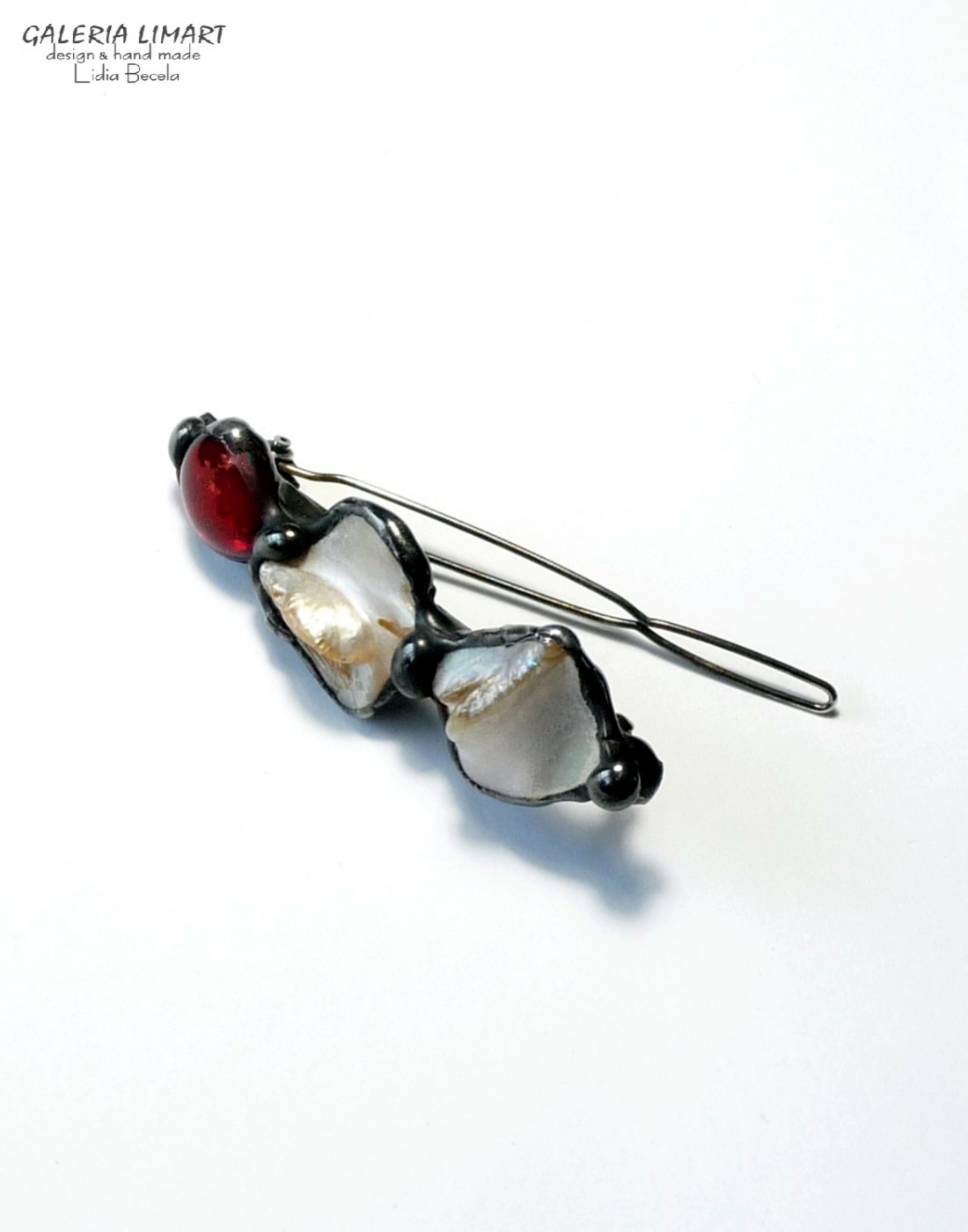 Niewielka ok. 6 cm spinka do włosów z macicą perłową i kaboszonem ze szkła rubinowego